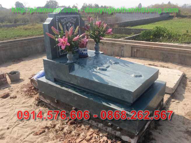 Giá86+ mộ đá nguyên khối granite đơn giản 13 watermarked Mau Mo da Cong giao Mo da xanh reu chat luong Copy 3 Copy 2